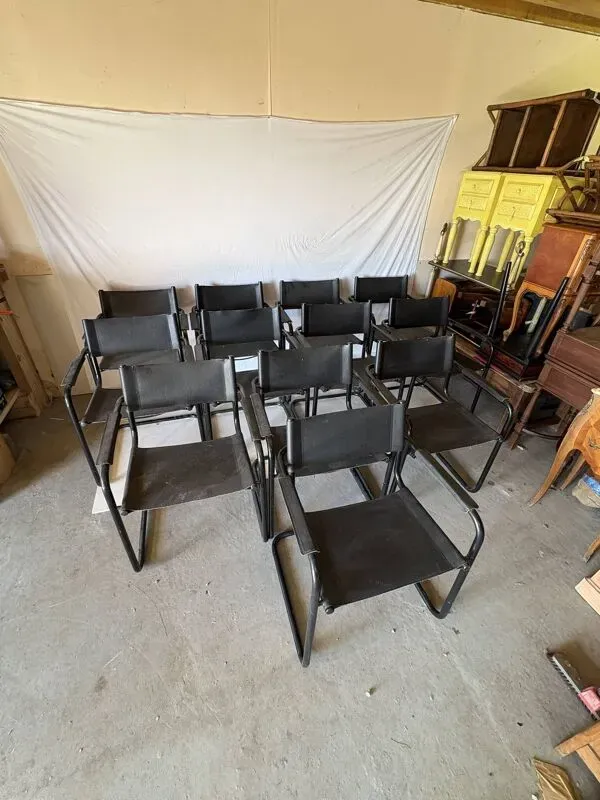 Illustration numéro 4 du produit Ensemble de 12 chaises vintage en cuir noir et acier tubulaire – Italie, an