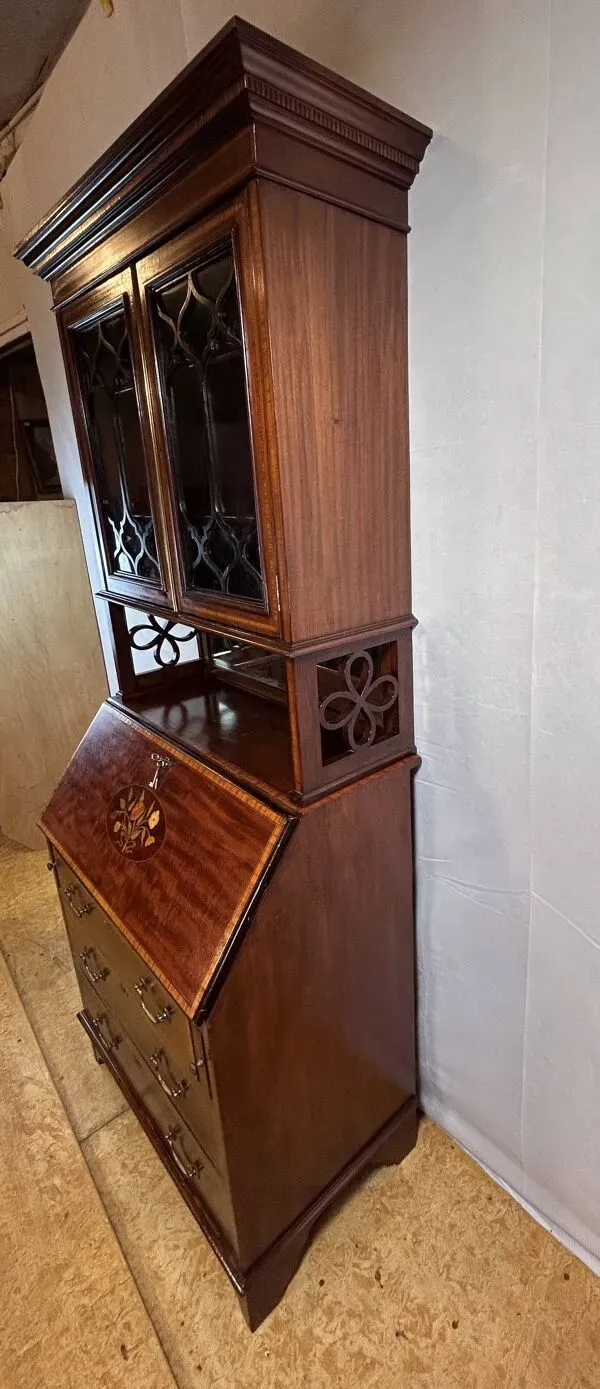 Illustration numéro 4 du produit Bibliothèque de bureau édouardienne antique avec détails floraux incrustés – Début du XXe siècle