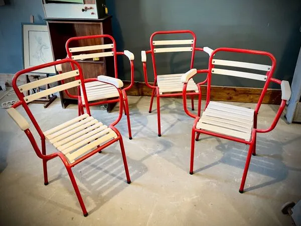 Illustration numéro 4 du produit Quatre chaises TOLIX avec accoudoirs