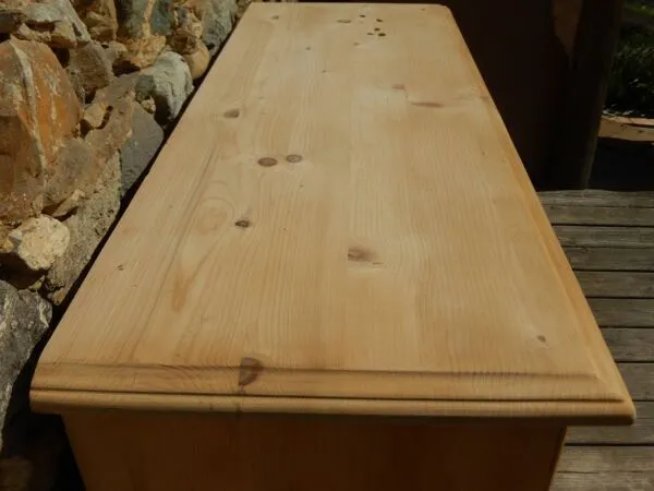 Illustration numéro 4 du produit Superbe buffet - Sapin massif -3 portes et 3 tiroirs style meuble de métier