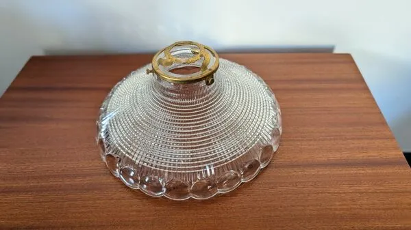 Illustration numéro 4 du produit Abat-jour en verre moulé à relief concentrique circa 1950