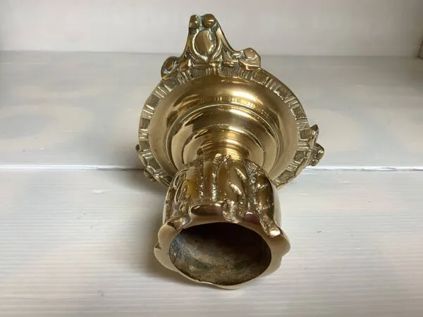 Illustration numéro 4 du produit Bougeoir tripode en bronze travaillé