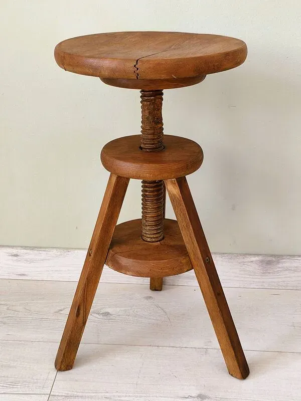 Illustration numéro 4 du produit Tabouret d'atelier réglable ancien en bois massif