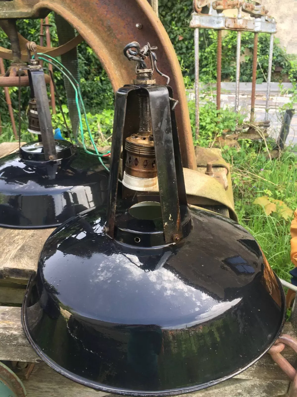 Illustration numéro 4 du produit Lot de lampes industrielles noirs années 1970