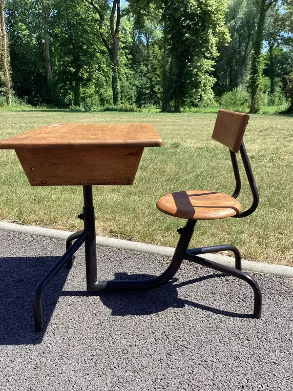 Illustration numéro 4 du produit Bureau d’écolier - pupitre métal tubulaire et bois DLG Prouvé