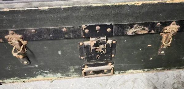 Illustration numéro 4 du produit Malle ancienne en bois et métal – Style industriel / militaire