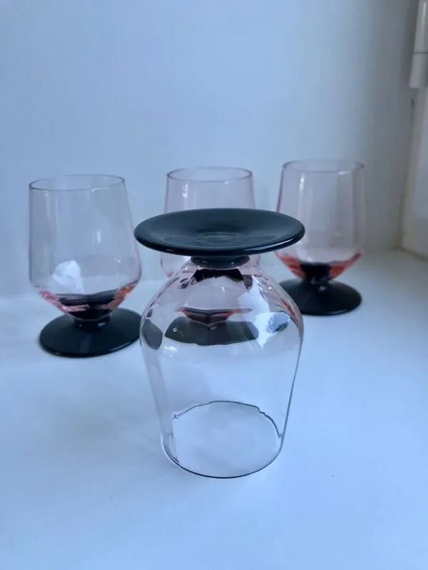 Illustration numéro 4 du produit Lot de 4 verres à pieds roses et pieds noirs art déco années 30