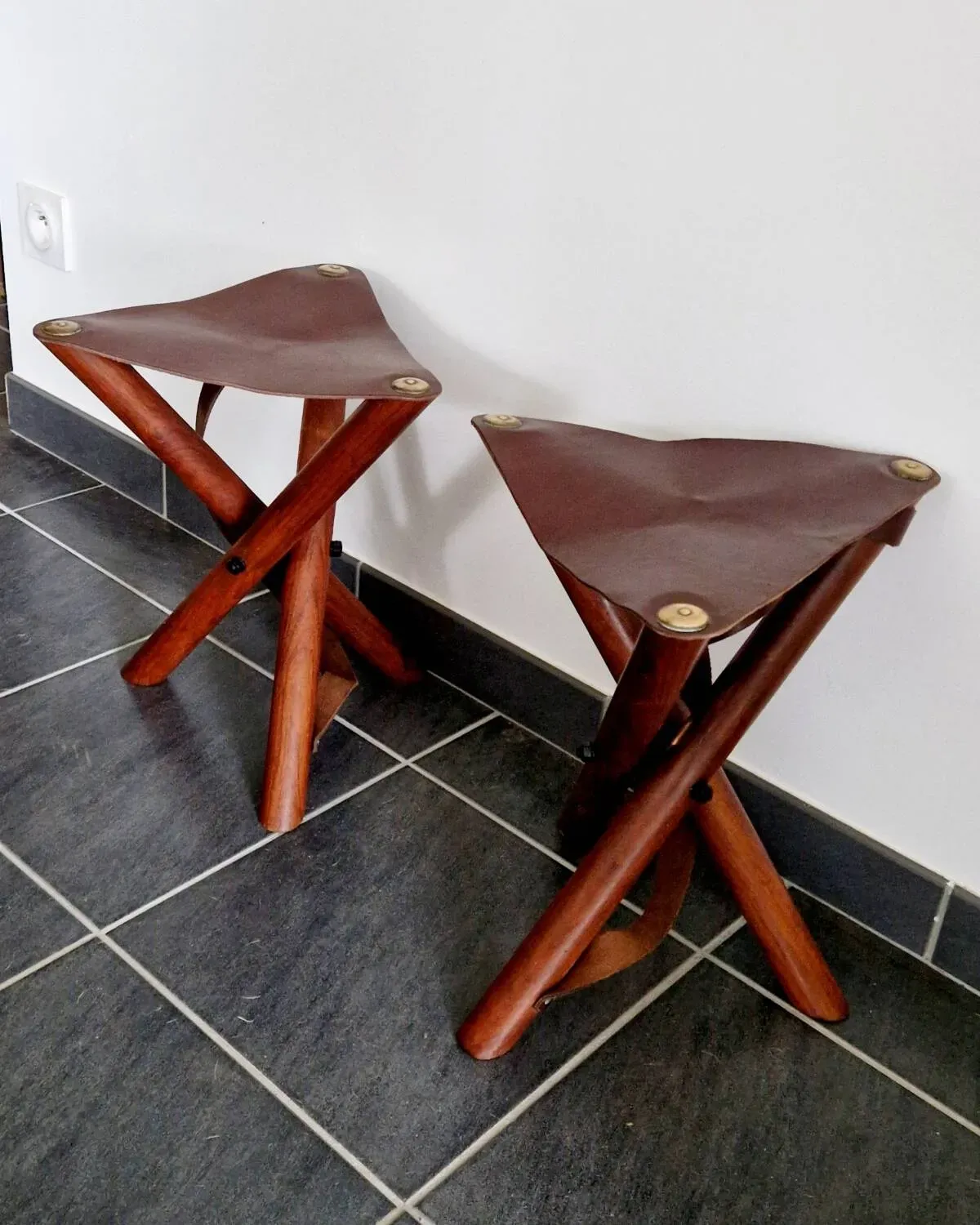 Illustration numéro 4 du produit Ensemble de tabourets tripode teck et cuir