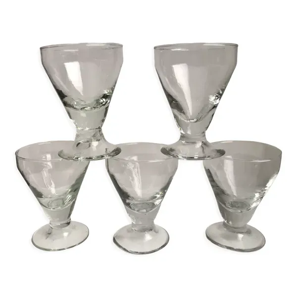 Illustration numéro 4 du produit Lot de 5 verres à pieds fonds épais début XXème