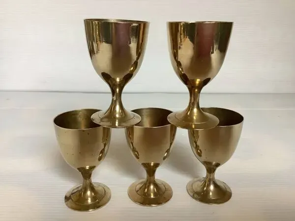 Illustration numéro 4 du produit Cinq coquetiers en laiton