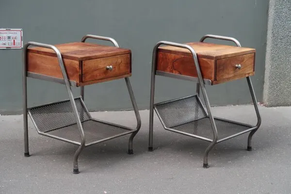 Illustration numéro 4 du produit Paire de tables de chevet de style années 50 industriel