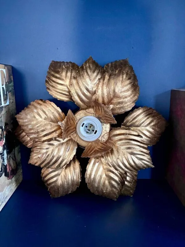 Illustration numéro 4 du produit Applique fleur ''Masca Italie'' en tôle dorée, 1970