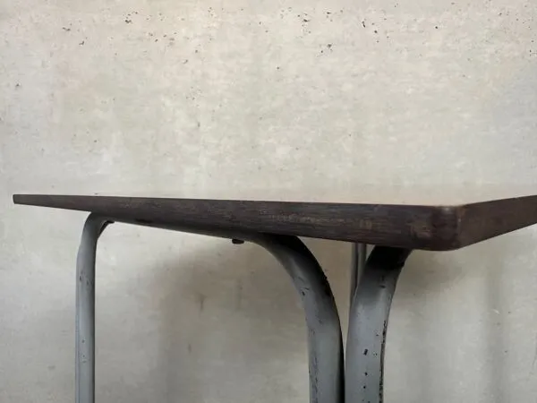 Illustration numéro 4 du produit Table d'école industrielles vintage – acier et composite