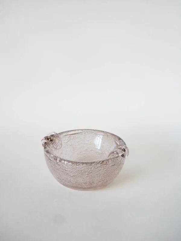 Illustration numéro 4 du produit Cendrier en verre bullé de Biot, rose, 1960