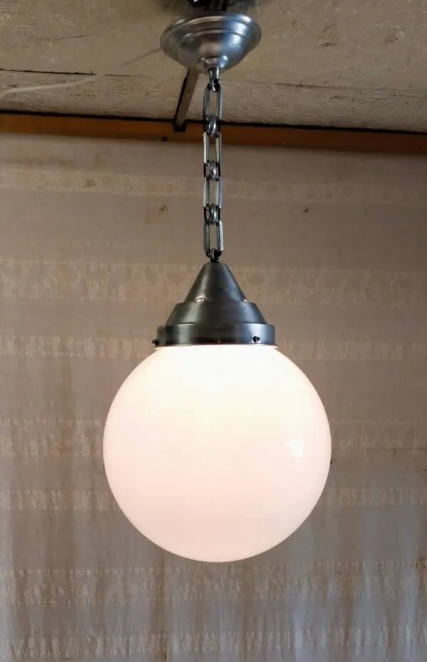 Illustration numéro 4 du produit Suspension industrielle globe opaline XXL - années 40/50