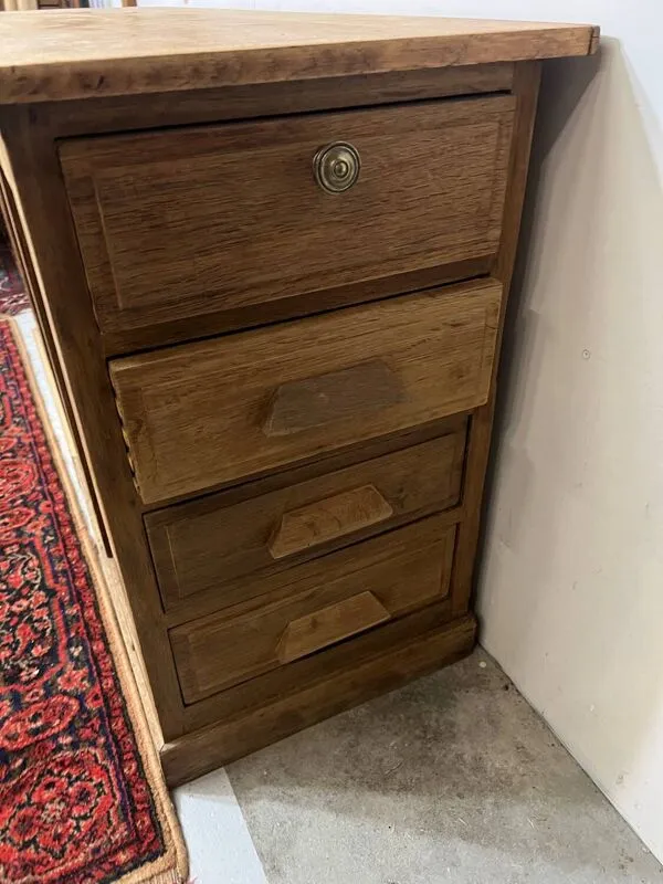 Illustration numéro 4 du produit Ancien meuble de droguerie en chêne