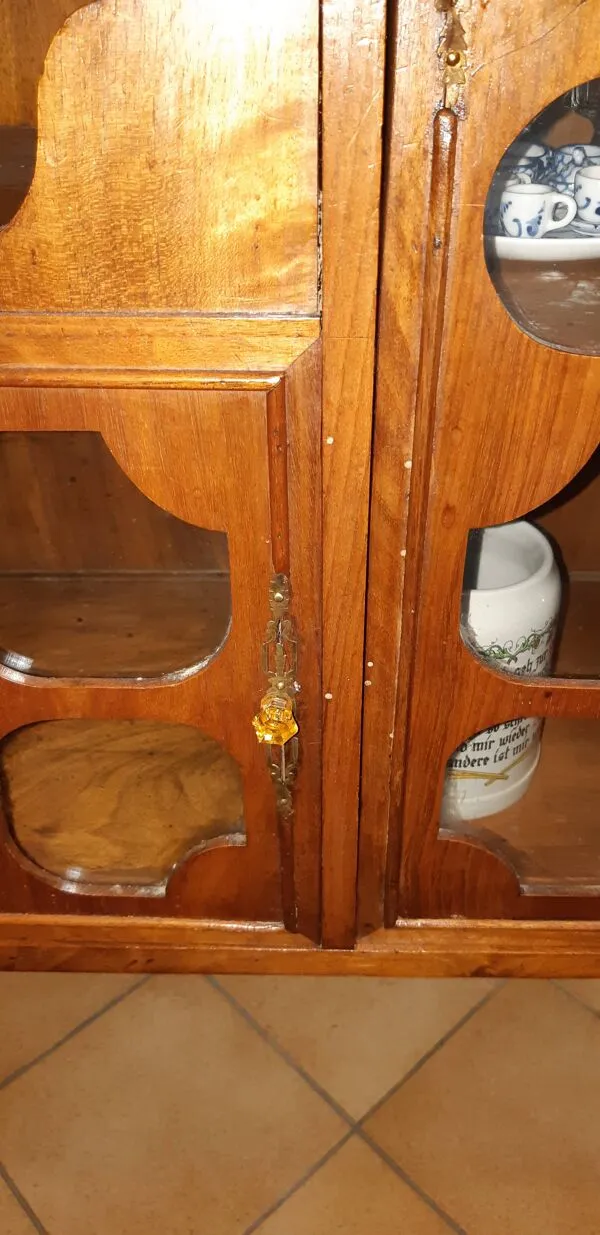 Illustration numéro 4 du produit Petit meuble vitrine Art Nouveau 1900 – Noyer et verre ambré