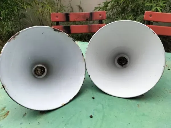 Illustration numéro 4 du produit 2 suspensions cônes tôles émaillées