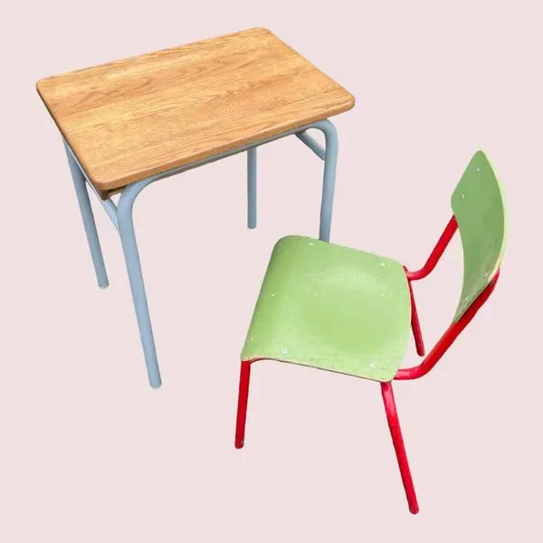 Illustration numéro 4 du produit Petit bureau d’écolier et sa chaise vintage