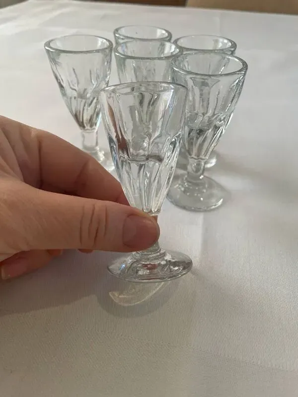 Illustration numéro 4 du produit ot de 6 verres anciens en verre soufflé – années 1930/1950