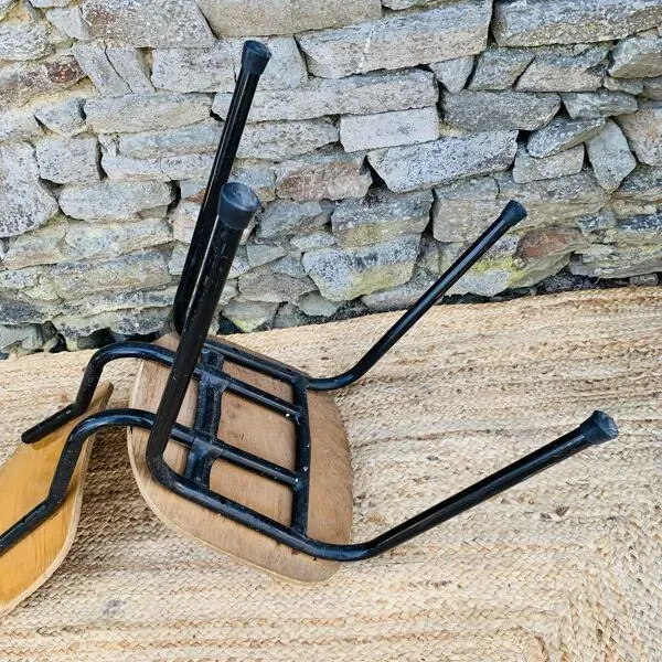 Illustration numéro 4 du produit Paire de chaises d’école