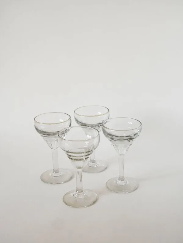 Illustration numéro 4 du produit Lot de 4 verres à vin en verre moulé, 1920