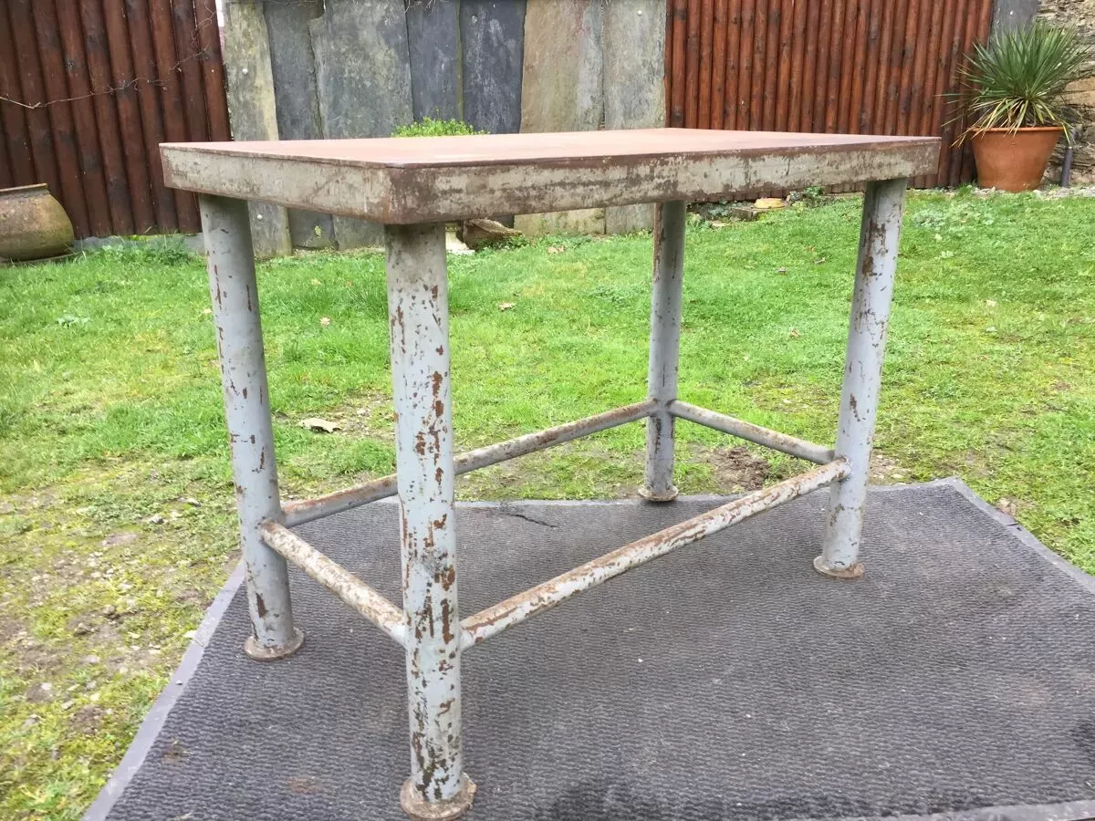 Illustration numéro 4 du produit Table vintage en métal provenant d’un atelier industriel à relooker