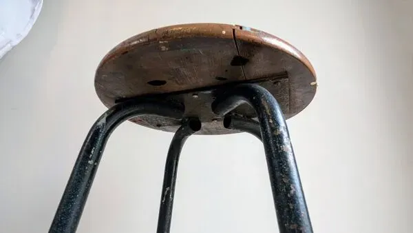 Illustration numéro 4 du produit Ancien tabouret industriel marron