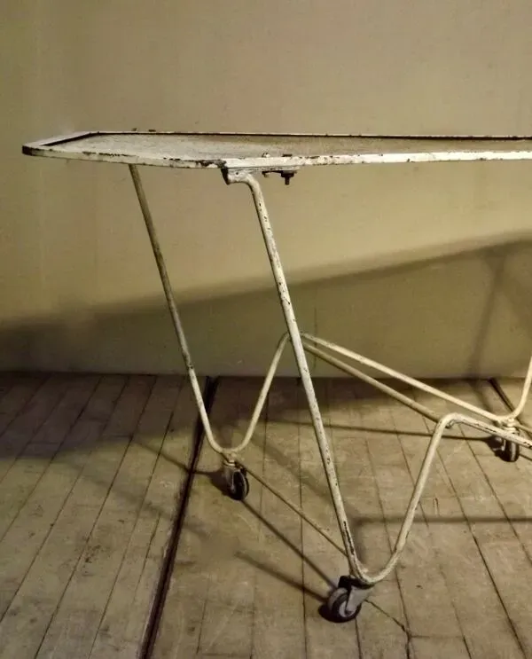 Illustration numéro 4 du produit Table basse roulante 1960