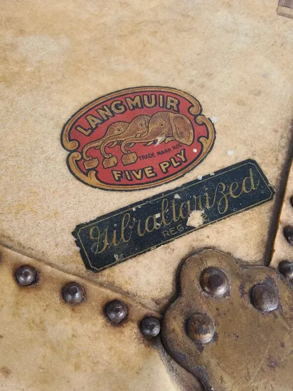 Illustration numéro 4 du produit Malle-armoire des années 1930 de Hartmann – coffre en cuir de chèvre