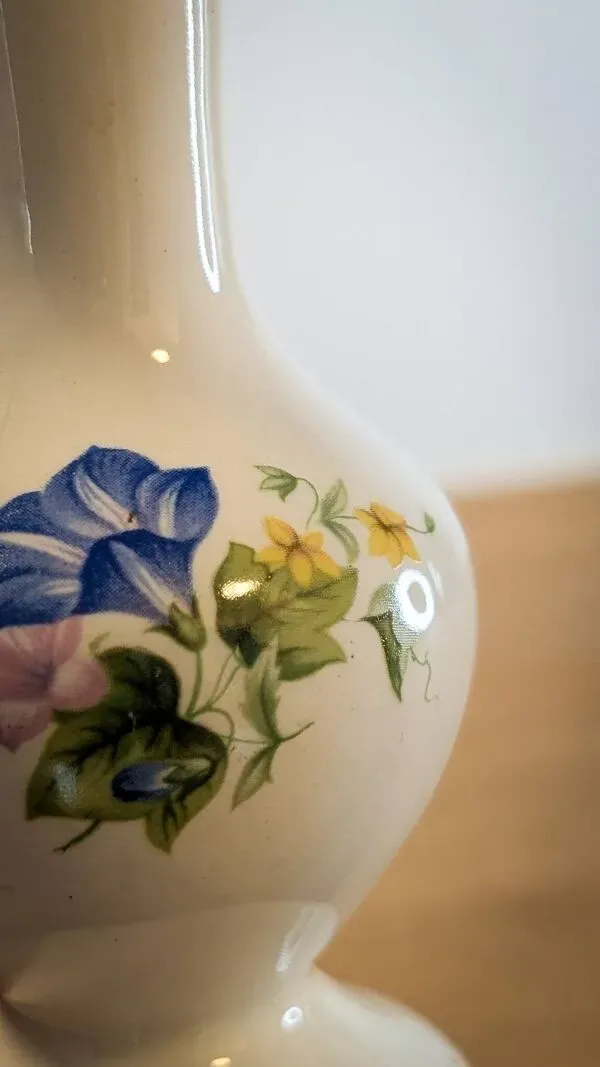 Illustration numéro 4 du produit Vase fin en porcelaine avec motifs floraux (Atelier Sadler - 1950's)