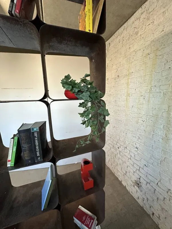 Illustration numéro 4 du produit Meuble mural séparateur de pièces industrie 1970