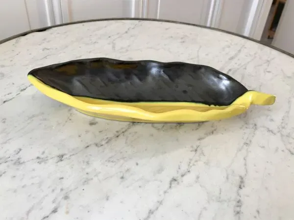 Illustration numéro 4 du produit Feuille bicolore en céramique signée années 70