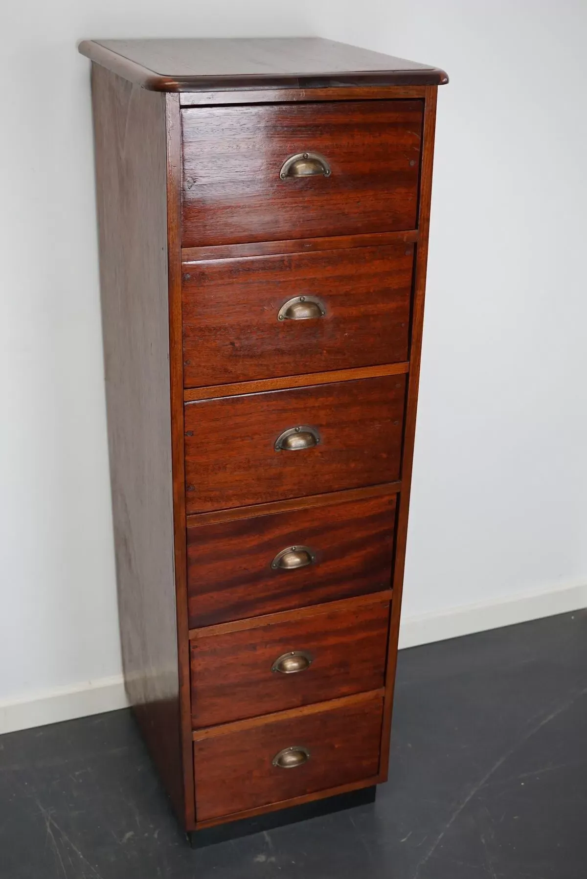 Illustration numéro 4 du produit Cabinet d’apothicaire industriel hollandais en acajou, milieu du 20e siècle