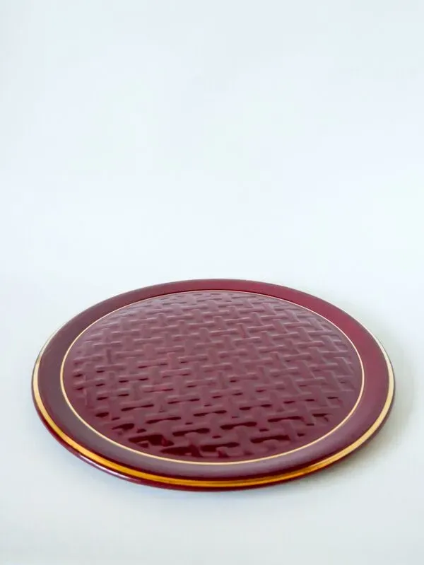 Illustration numéro 4 du produit Grand plat à gâteaux en céramique barbotine bordeaux effet tressé 1960