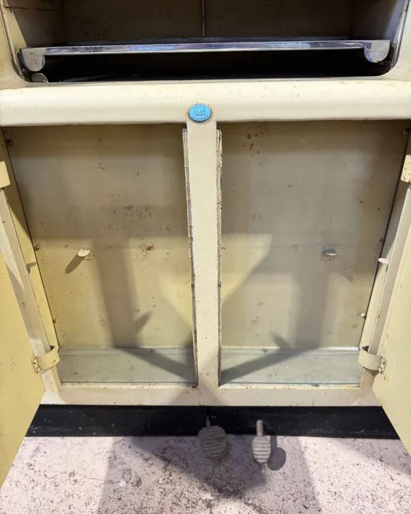 Illustration numéro 4 du produit Meuble de dentiste atypique - Années 1940 - Style industriel