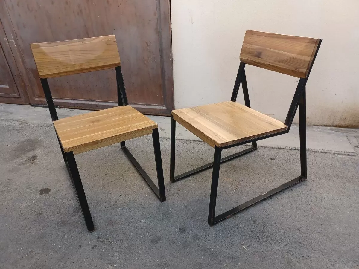 Illustration numéro 4 du produit Paire de chaises industrielles