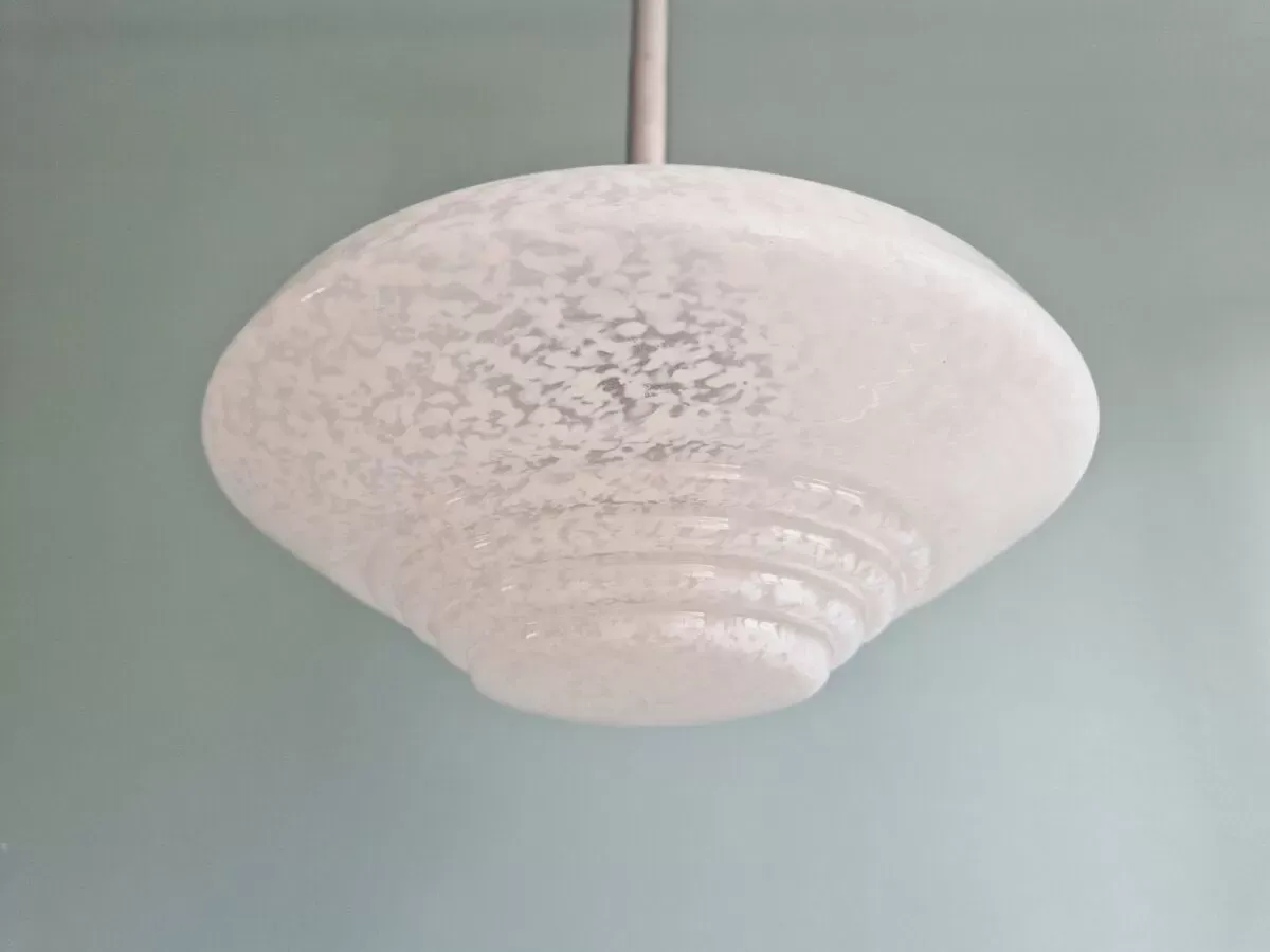 Illustration numéro 4 du produit Suspension Art Déco en verre moucheté blanc, années 1930