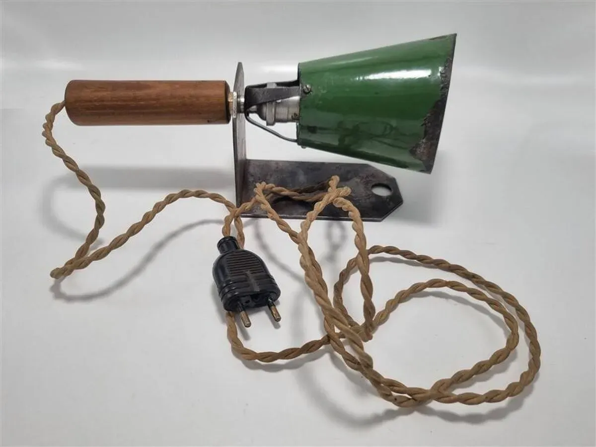 Illustration numéro 4 du produit Baladeuse en tôle émaillée