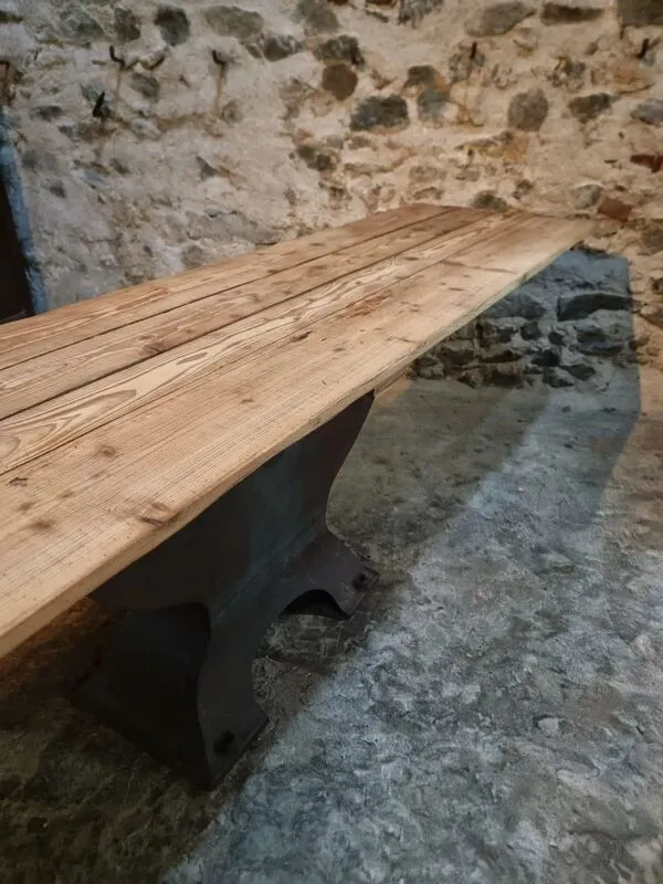 Illustration numéro 4 du produit Table industrielle française ancienne avec base en fonte et plateau en pin