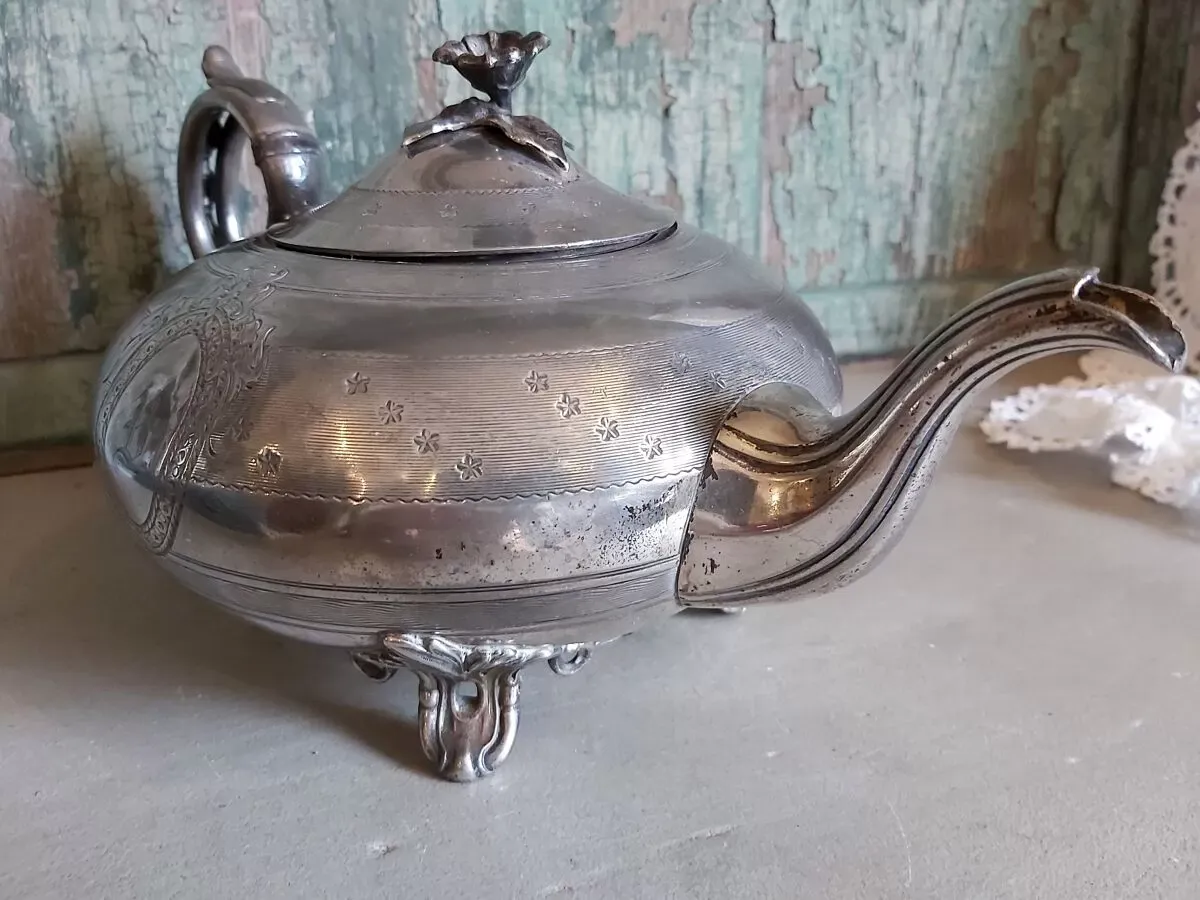 Illustration numéro 4 du produit Ensemble théière et sucrier de James Dixon & Sons de Shefield en métal argenté