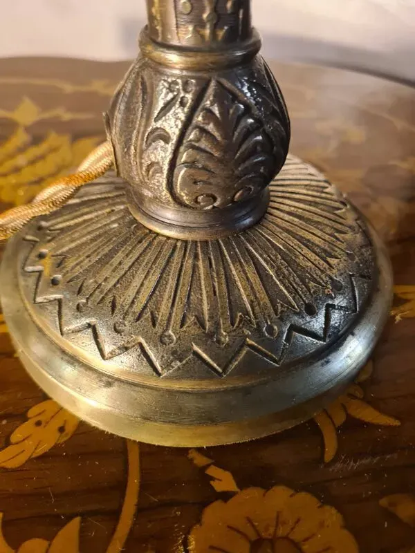 Illustration numéro 4 du produit Lampe en bronze ciselé et abat-jour vitrail en verre soudé, 19e siècle