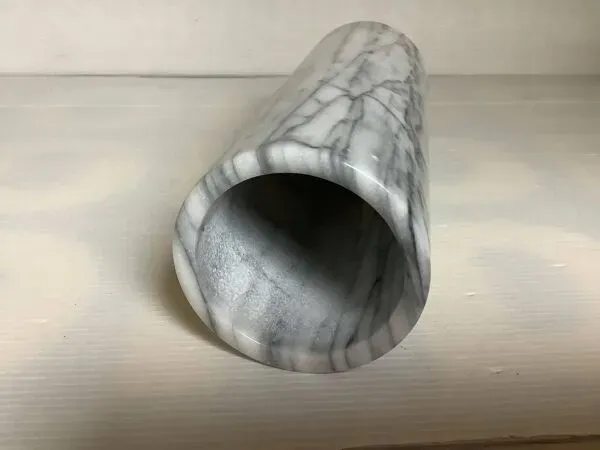 Illustration numéro 4 du produit Vase rouleau en marbre gris blanc