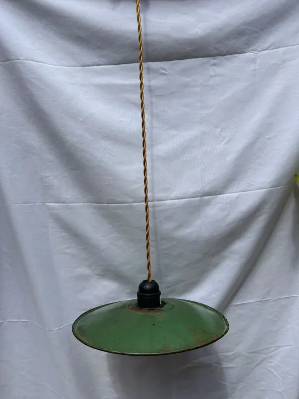 Illustration numéro 4 du produit Suspension tôle émaillée verte et blanche ancienne