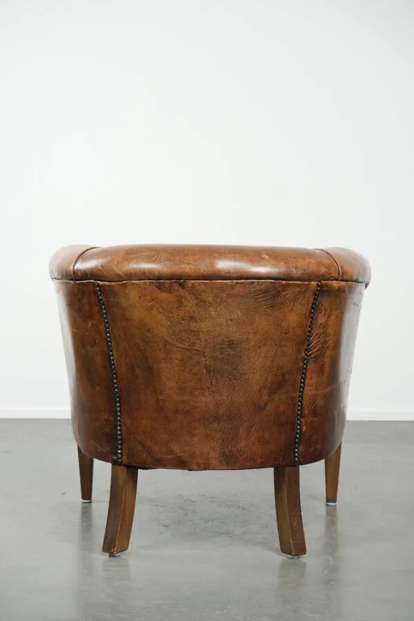 Illustration numéro 4 du produit Fauteuil club en peau de mouton vintage dans une taille subtile avec des couleurs chaudes.