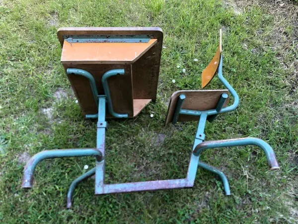 Illustration numéro 4 du produit Pupitre scolaire d'écolier à une place