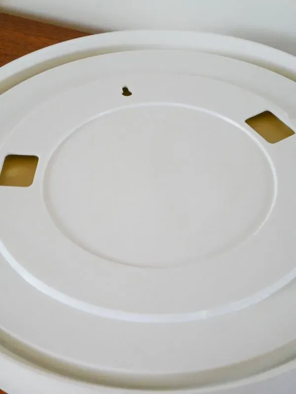 Illustration numéro 4 du produit Miroir casquette en plexi blanc Made in France Modèle déposé, Design, 1970