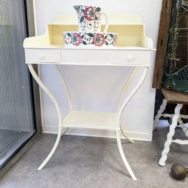 Illustration numéro 4 du produit Ancienne table de toilette