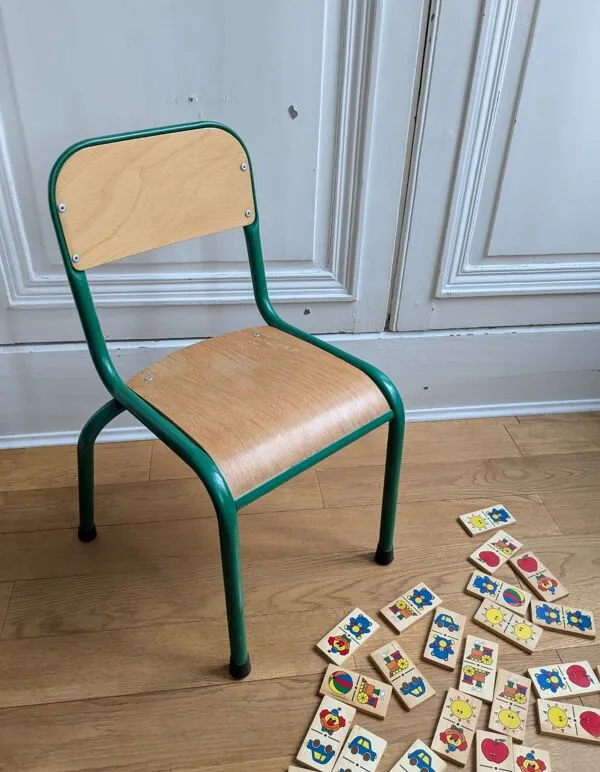 Illustration numéro 4 du produit Chaise d'écolier verte vintage