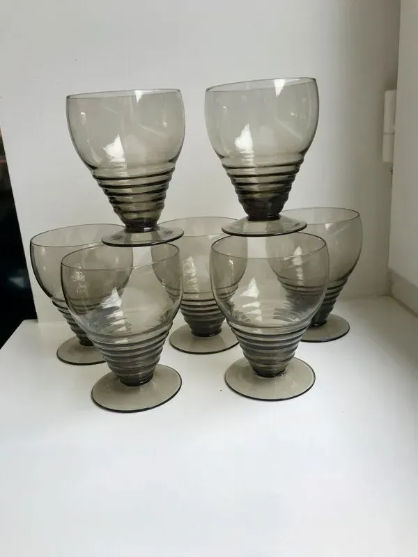Illustration numéro 4 du produit 7 verres à vin art déco en verre fumé années 30-40